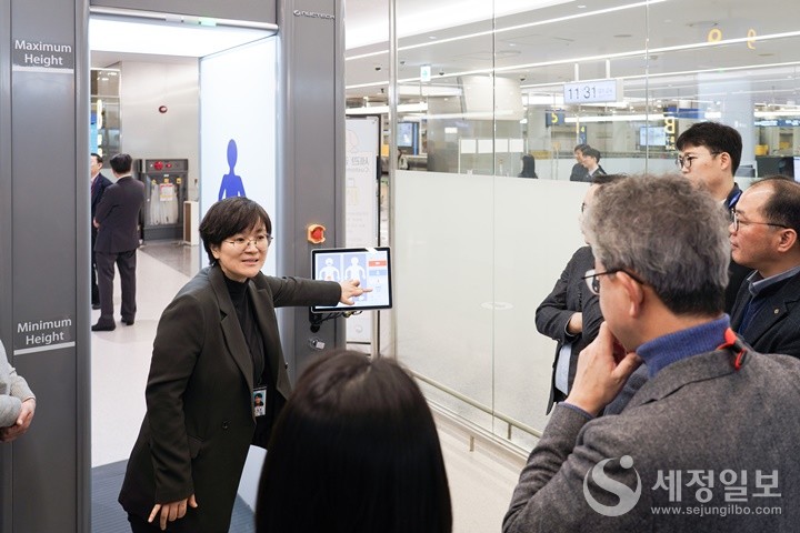 인천공항세관에서 여행자 검색장비 시연 등 현장 점검 중인 자문위원단. [관세청 제공]