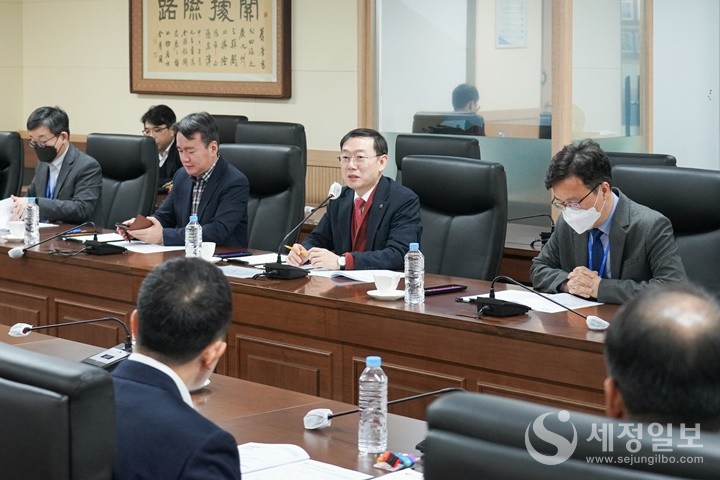 인천공항세관에서 개최한 관세행정 스마트혁신 자문위원회 3차회의에서 인사말을 전하고 있는 이명구 관세청 차장(왼쪽에서 3번째)