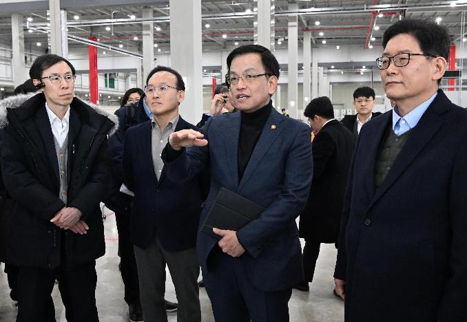 최상목 부총리가 30일 인천공항 인근 수출 반도체 복합물류 보세창고를 방문해 관계자로부터 수출 현장의 애로사항을 청취하고 지원방안을 논의하고 있다.