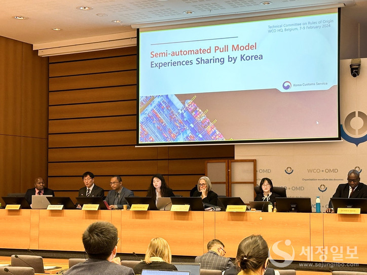벨기에 브뤼셀에서 개최된 세계관세기구 제42차 원산지기술위원회에서 의장 연임에 성공한 관세청 조선화 주무관(오른쪽 두번째)이 회의를 주관하고 있다.