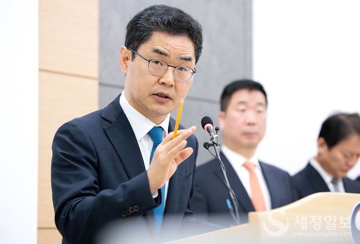 지난 8일 김창기 국세청장이 국세청 기자실에서 ‘올해 국세행정 운영방향’에 대해 브리핑을 하고 있다.
