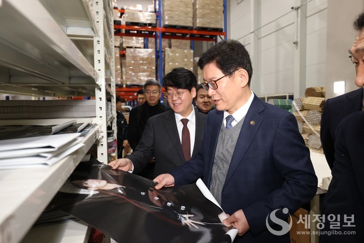  15일 전자상거래 수출업체인 (주)케이타운포유를 방문해 수출현장을 점검 중인 고광효 관세청장[관세청 제공]