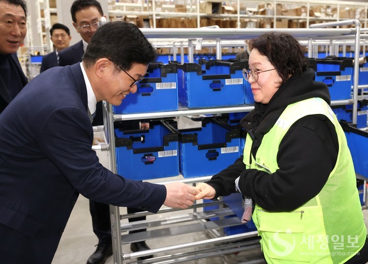 "전자상거래 수출업체인 (주)케이타운포유를 방문해 업체 직원과 인사를 나누고 있는 고광효 관세청장(왼쪽)[관세청 제공]