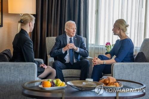 조 바이든 미국 대통령이 22일(현지시간) 캘리포니아주 샌프란시스코에서 옥중 사망한 러시아 야권 지도자 알렉세이 나발니의 부인 율리아 나발나야(오른쪽)와 딸 다샤 나발나야를 만나고 있다. 다샤는 스탠퍼드대에 재학 중인 것으로 알려졌다. 