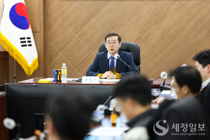 정부대전청사에서 본부세관 납세자보호담당관들과 회의를 하고 있는 이명구 관세청 차장.[관세청 제공]