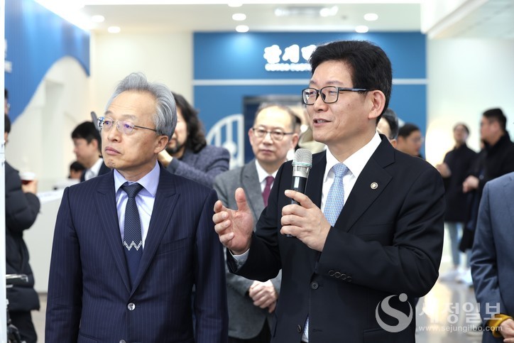 27(화) 서울세관에서 개최한 관세행정발전심의위원회에 앞서 관세행정 스마트혁신 신기술을 발표하고 있는 고광효 관세청장(오른쪽).