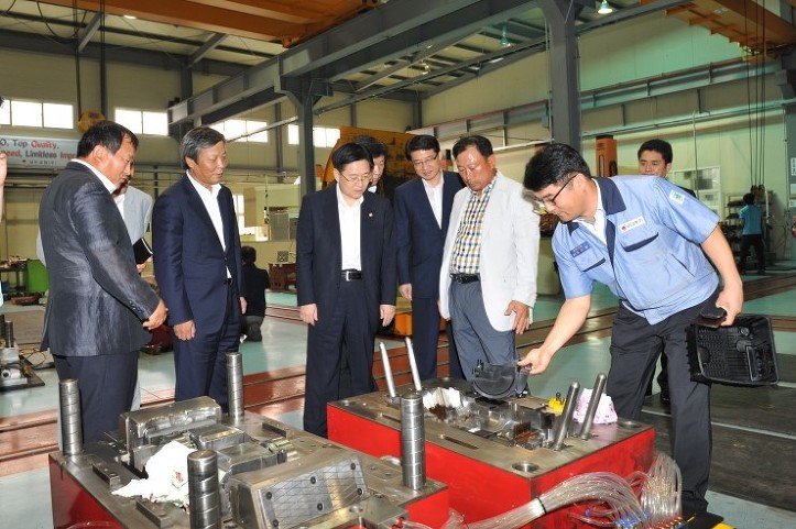 2015년 3월 24일 김덕중 국세청장(사진 좌에서 3번째)이 광주 하남공단에 위치한 남도금형(주)에서 세정상의 애로사항을 청취하고 있다.