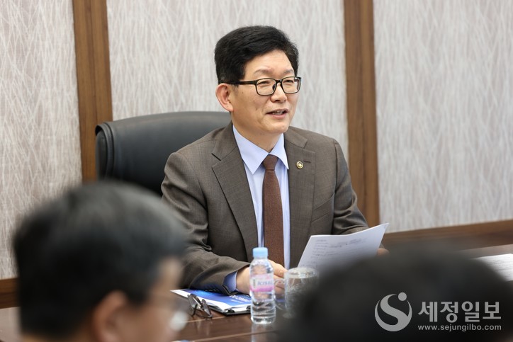 28일, 고광효 관세청장이 주요 교역국 관세관들과 관세외교 추진전략 점검회의를 화상으로 열고 있다.