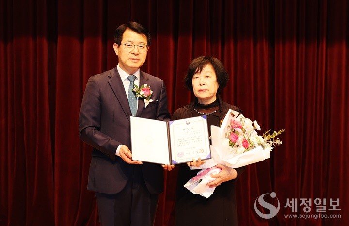 김영신 세무사가 세정협조자 표창을 받았다.