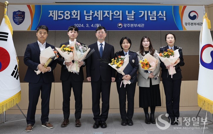 김종덕 광주본부세관장(가운데)은 제58회 납세자의 날을 맞아  세정협조자 및 우수공무원에 대한 표창을 수여했다.