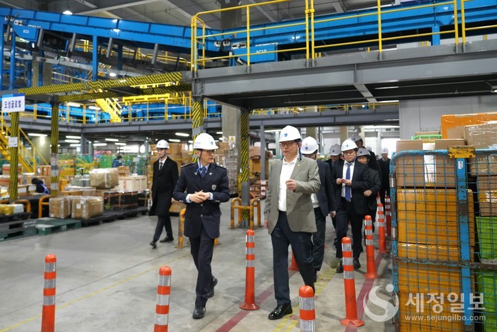 고광효 관세청장은 5일 특송화물 통관 현장 점검을 위해 인천공항세관 특송물류센터를 방문했다. [관세청 제공] 