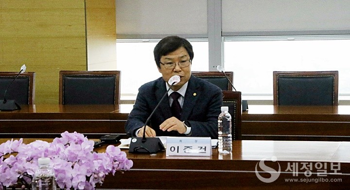 이중건 중부지방세무사회장이 인사말을 하고 있다.