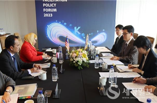 지난 2023년 11월 23일 서울에서 고광효 관세청장이 말레이시아 관세총국장을 면담하고 있다.. [관세청 제공]