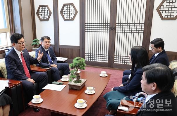 지난 2월 29일 서울에서 고광효 관세청장이 캄보디아 대사를 면담하고 있다. [관세청 제공]