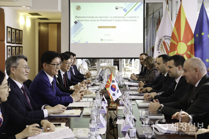 고광효 관세청장(왼쪽 밑 세번째)이 제1차 한-북마케도니아 관세청장 회의를 개최하고 있다.