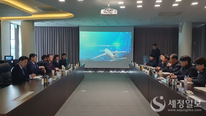 이명구 관세청 차장(왼쪽 밑 세번째)이 13일 경남 사천 소재 항공기 부품 제조기업인 (주)아스트를 방문해 업체 관계자들의 의견을 청취하고 있다.