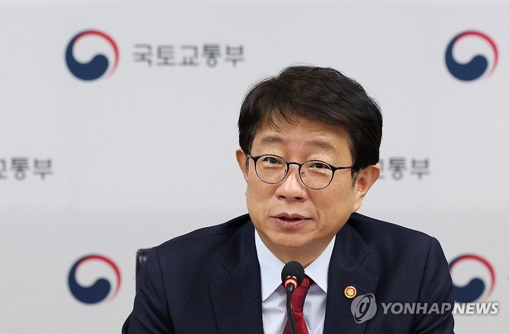 발언하는 박상우 장관. 박상우 국토교통부 장관이 8일 오전 서울 강남구 건설회관에서 열린 건설경기 회복 및 PF 연착륙 지원 간담회에서 발언하고 있다. 