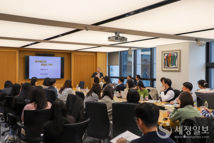 15일 세무법인 대륙아주와 (재)한국가이드스타 공동주관으로 실시한 세미나에서 한승희 법무법인 대륙아주 고문이 인사말을 전하고 있다.