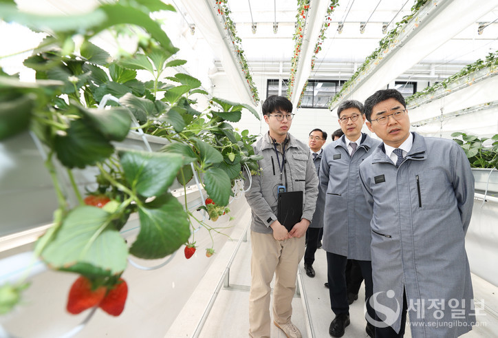  대한제강(주)의 공장폐열을 스마트팜의 냉난방에 활용하는 기술에 대한 설명을 듣고 있는 김창기 국세청장.
