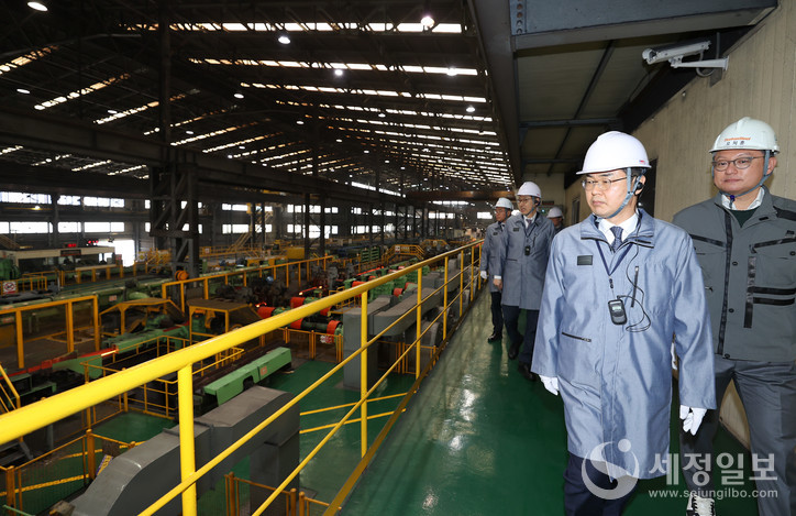 대한제강(주) 철근생산 공장 현장을 둘러보고 있는 김창기 국세청장.