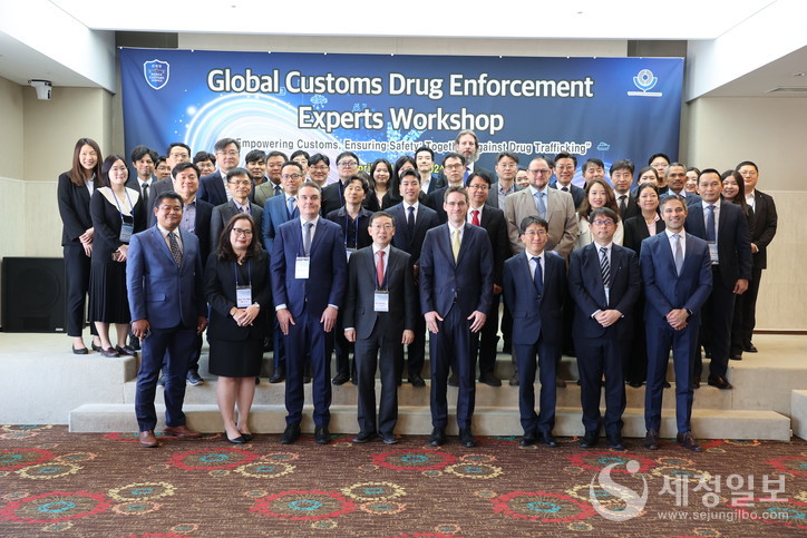 국제 마약단속 전문가 워크숍에 참가한 국내외 참석자들과 단체사진을 찍는 이명구 관세청 차장(제일 아랫줄 왼쪽에서 4번째).[관세청 제공]