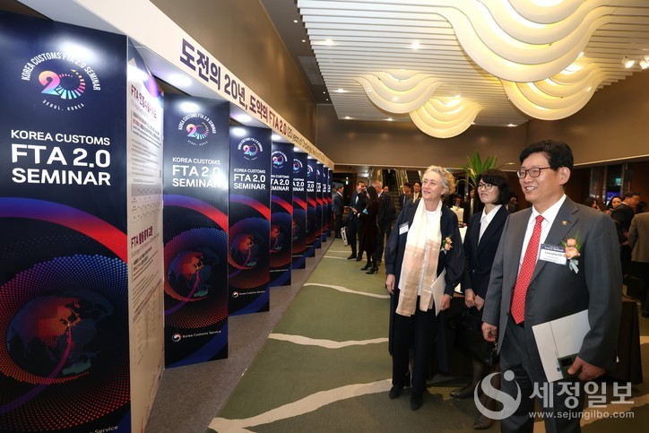 2일 서울 인터컨티넨탈 호텔에서 FTA 2.0 세미나해외인사 참석자와 이야기를 나누고 있는 고광효 관세청장(오른쪽 1번째).[관세청 제공]