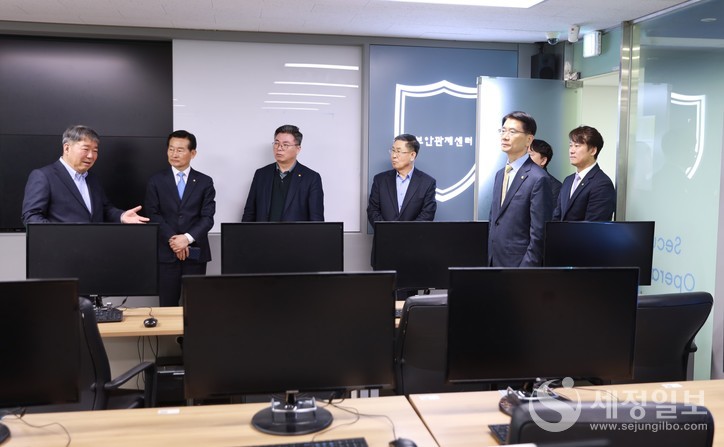 임채수 회장은 한국IT직업전문학교 실무진들과 함께 전산교육장을 둘러 보며 실무교육 환경을 점검했다.