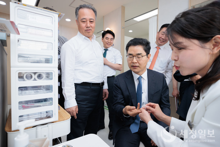 콜레스테롤 수치를 측정 중인 김창기 국세청장.