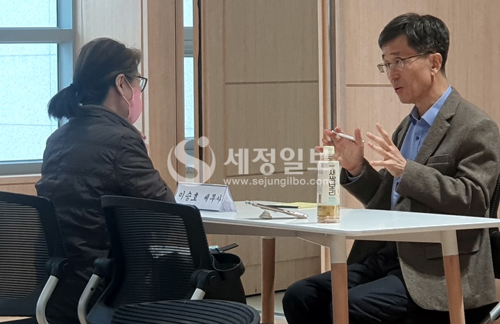 무료세무상담을 하고 있는 이승호 세무사.