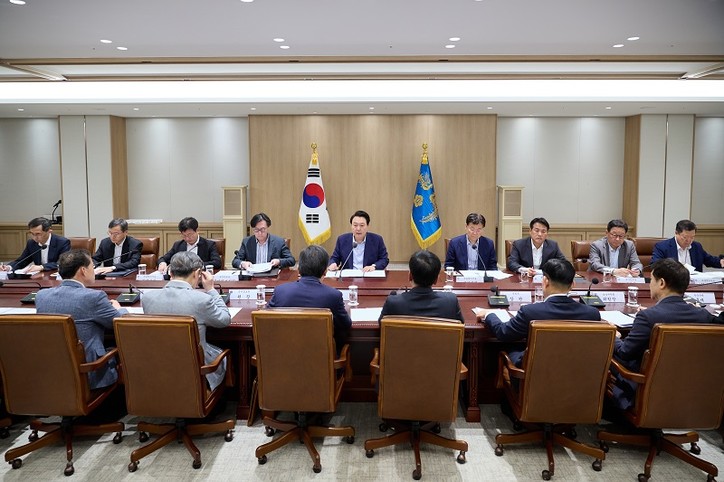 윤석열 대통령이 지난 14일 용산 대통령실에서 최상목 경제부총리 등 각부처 주요 인사들과 경제·안보 회의를 주재하고 있다.(사진-대통령실)
