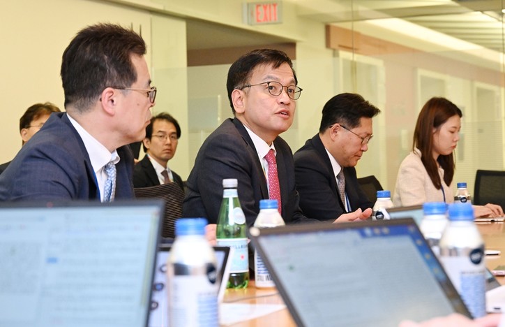 최상목 부총리 겸 기획재정부 장관이 18일(현지시간) 미국 워싱턴 D.C. 세계은행에서 가진 기자간담회에서 답변하고 있다. [기획재정부 제공]