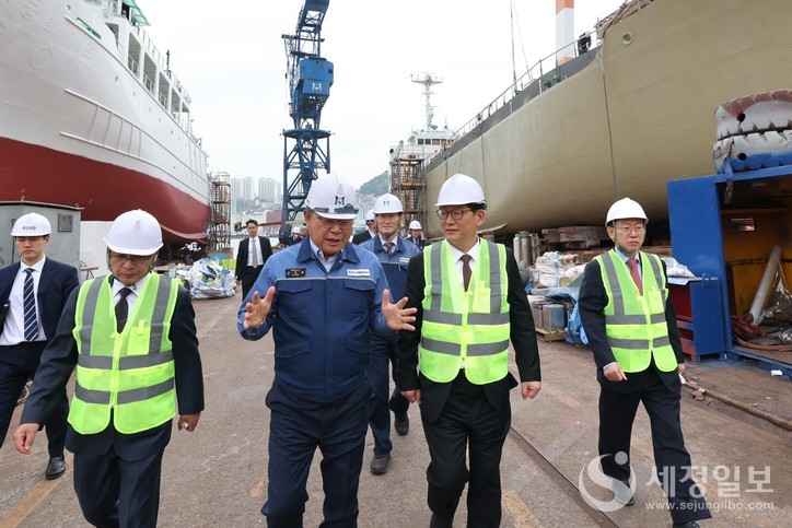 고광효 관세청장(왼쪽 세번째)이 23일 부산지역 조선소를 방문하여 현장을 둘러보고 있다.