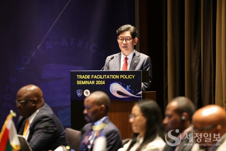 고광효 관세청장이 아프리카 고위급 무역원활화 정책 세미나에서 인사말을 하고 있다.