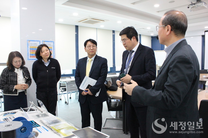 ㈜예선테크를 방문한 김신철 안양세관장(사진 중앙)이 수출기업의 애로점을 청취하고 있다