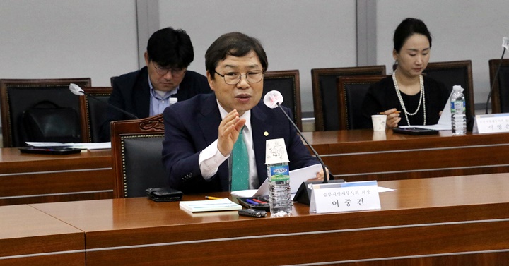 이중건 중부지방세무사회장이 소득세 간담회에서 인사말을 전하고 있다. [중부세무사회 제공]