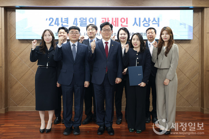 고광효 관세청장(가운데)이 8일 '24년 4월의 관세인 및 분야별 유공자로 선정된 직원들과 기념촬영을 하고 있다. [사진: 관세청]