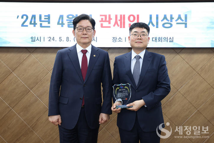 고광효 관세청장(왼쪽)이 8일 '24년 4월의 관세인으로 선정된 부산세관 박용준 주무관과 기념촬영을 하고 있다. [사진: 관세청]