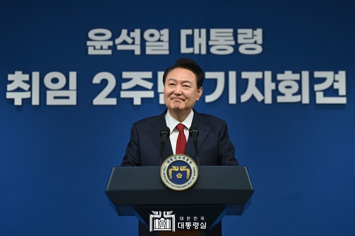 5월 9일 윤석열 대통령은 용산 대통령실에서 '윤석열정부 2년 국민보고 및 기자회견'을 가졌다. [사진: 대한민국 대통령실]