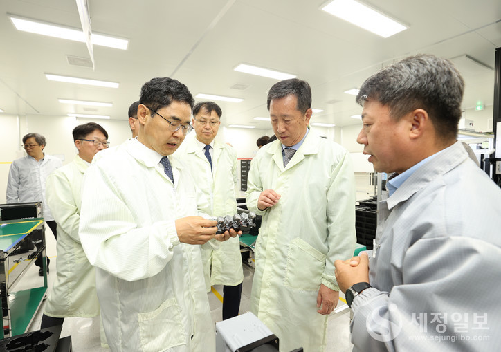김창기 국세청장이 20일 차전지 보호회로 및 배터리팩을 제조하는 ㈜파워로직스의 생산공장을 방문해 세정지원 내용을 점검하고 현장의견을 청취하고 있다.
