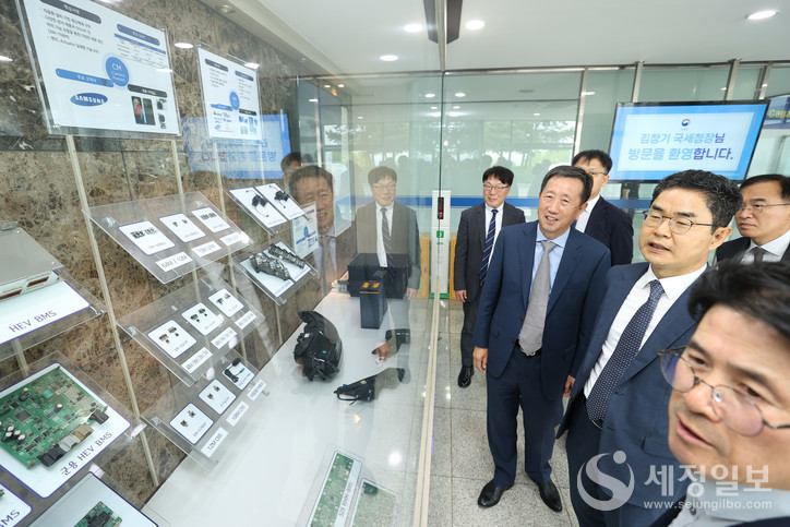 김창기 국세청장이 ㈜파워로직스를 방문, 기업현황을 살펴보고 있다.