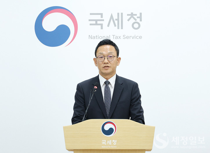 21일 세종시 국세청 기자실에서 김국현 정보화관리관이 브리핑을 하고 있다. [사진: 국세청]