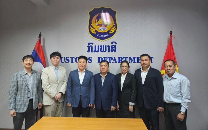 라오스 관세청 차장과 한국 AEO진흥협회 권태휴 본부장이 라오스 AEO 능력배양사업 미팅 이후 기념사진을 촬영하고 있다.