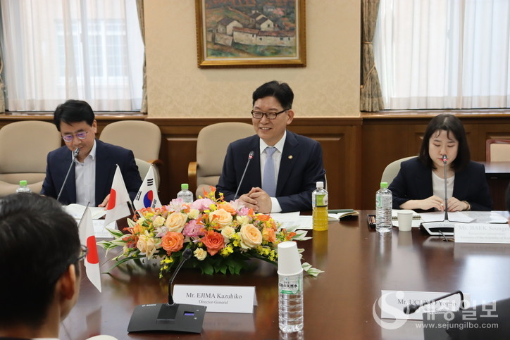 고광효 관세청장(가운데)이 22일(수) 도쿄에서 에지마 카즈히코 일본 재무성 관세국장과 '제33차 한-일 관세청장회의'를 개최하고 있다.