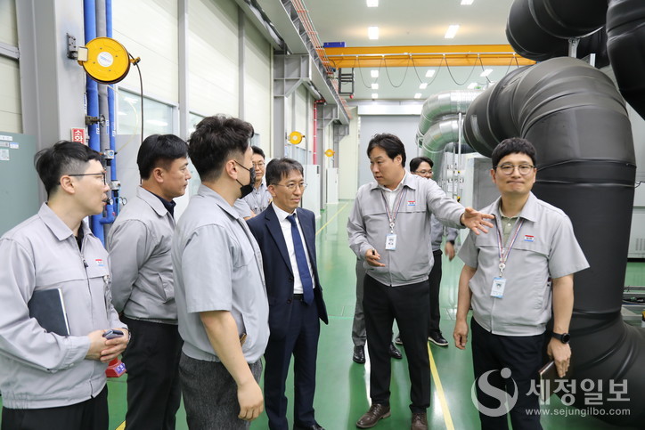 한창령 관세청 조사국장이 24일 대구시 달성군에 소재한 자동차 부품 수출기업 상신브레이크(주)를 방문해 생산 현장을 둘러보고 있다.