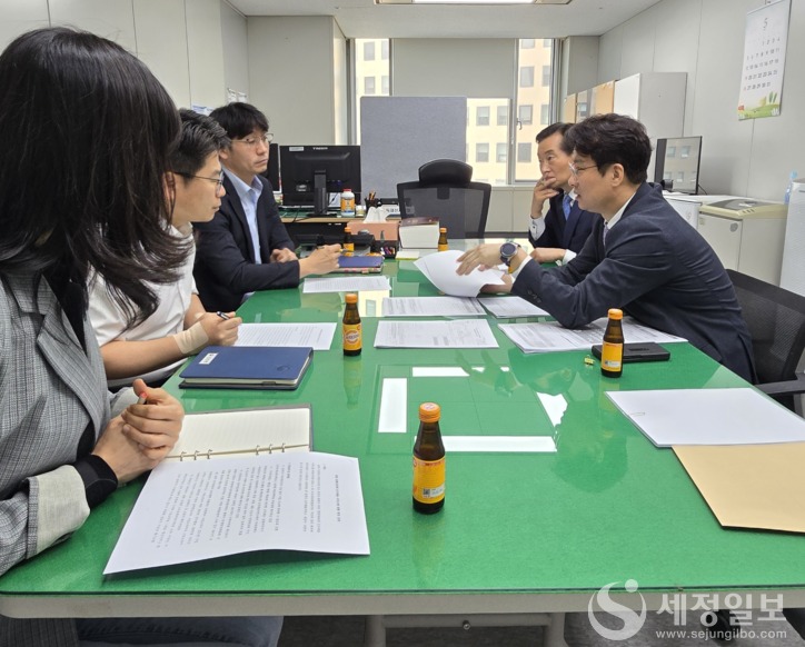 지난달 24일 서울세무사회 관계자들이 서울지방국세청을 찾아 모두채움서비스 관련 간담회를 갖고 있다. 서울지방세무사회에서는 황희곤 부회장, 김신언 총무이사가 참석했으며, 서울지방국세청에서는 정상수 소득재산세과장, 김진범 소득1팀장이 함께 했다.