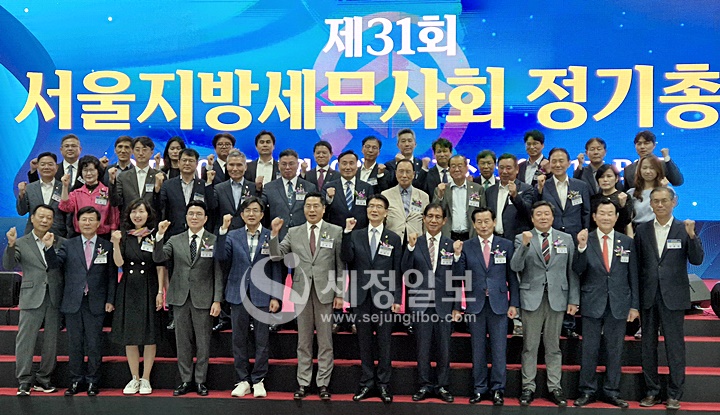 참석자들이 다같이 기념촬영을 하고 있다.