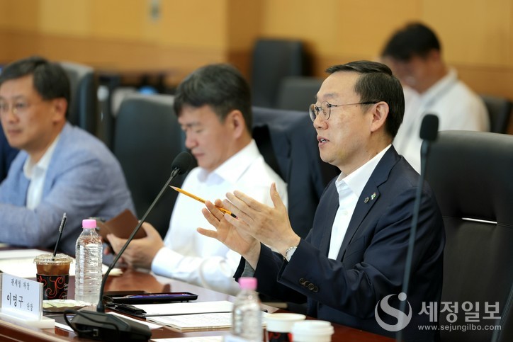 19일 서울세관에서 열린 '관세행정 스마트혁신 자문위원회' 제7차 회의에서 발언하고 있는 이명구 관세청 차장.(우)