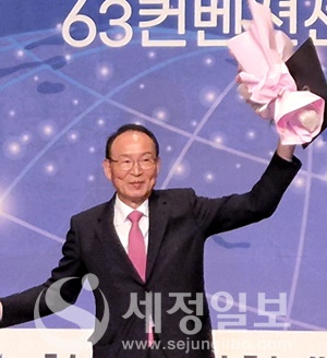 최운열 한국공인회계사회장 당선인이 꽃다발을 들어올리며 기뻐하고 있다.