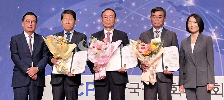 (왼쪽부터) 김영식 현 한국공인회계사회장, 박근서 감사 당선인, 최운열 회장 당선인, 문병무 부회장 당선인.