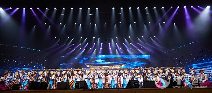 월드 엔젤피스 예술단의 축하공연이 펼쳐지고 있다.